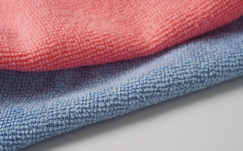 ผ้าไมโครไฟเบอร์ นิยมนำไปทำผ้าเช็ดทำความสะอาด เพราะมีคุณสมบัติในการดูดซับได้ดี ไม่ทิ้งคราบรอยน้ำและไม่สร้างริ้วรอย